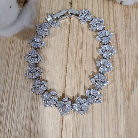 🩶🩶NEW🩶🩶EXQUISITE!! CZ BRACELET IN SILVER 🩶🩶 - Picture 4 of 16